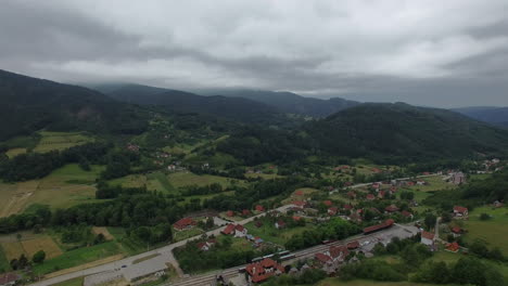 Flug-über-Ein-Tal-Mit-Landhäusern