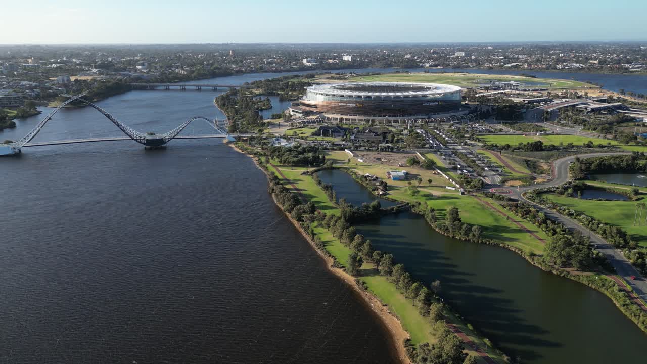 fotografía aérea del puente matagarup y el estadio optus frente al río swan al atardecer, ciudad de perth, australia