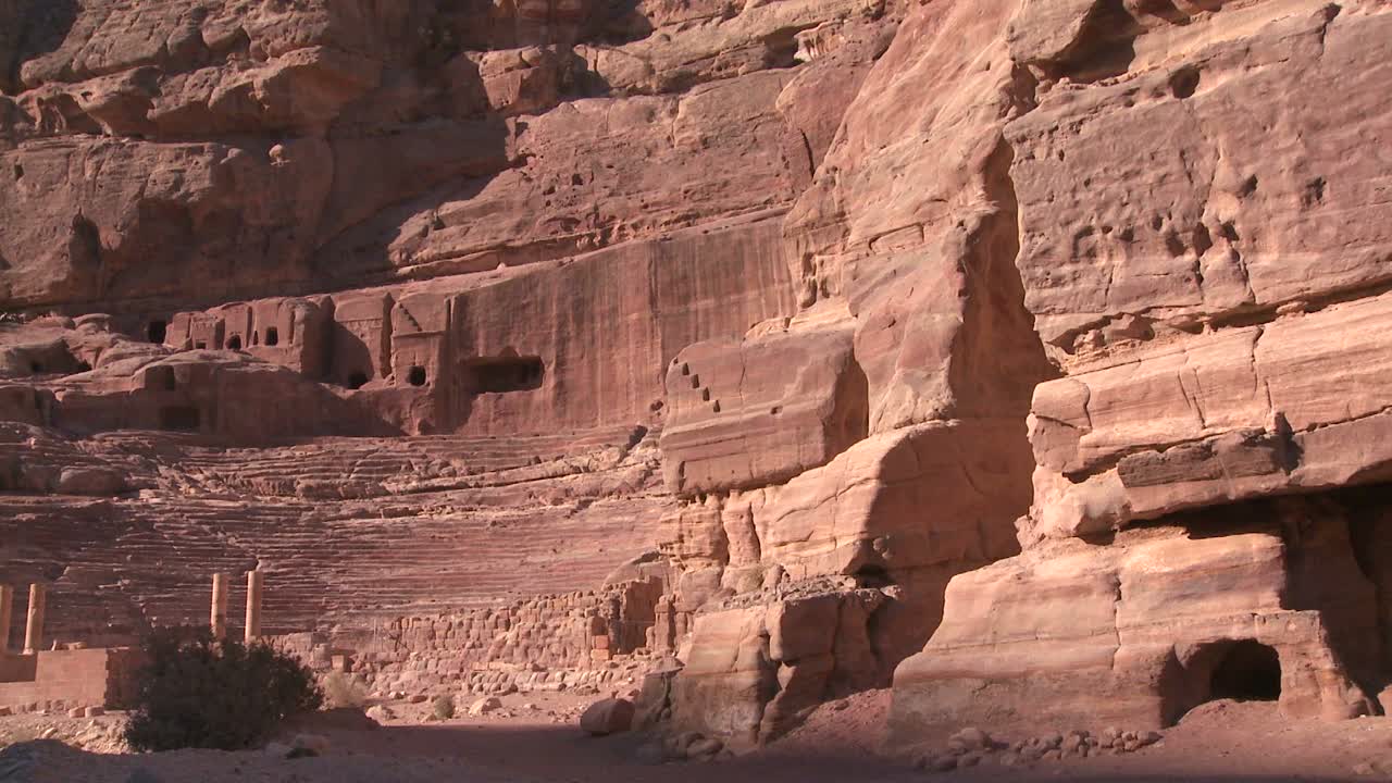 recorre el antiguo anfiteatro en las antiguas ruinas nabateas de petra jordania