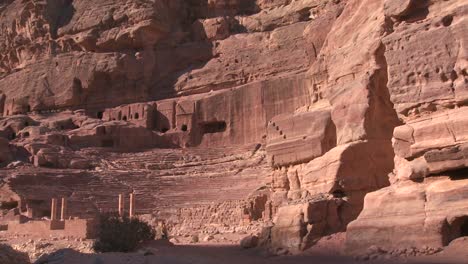 Schwenken-Sie-über-Das-Antike-Amphitheater-In-Den-Antiken-Nabatäischen-Ruinen-Von-Petra-Jordan