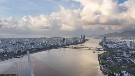 Eine-Hyperlapse-Drohne-Aus-Der-Luft,-Die-über-Dem-Fluss-Der-Stadt-Danang-Geschossen-Wurde