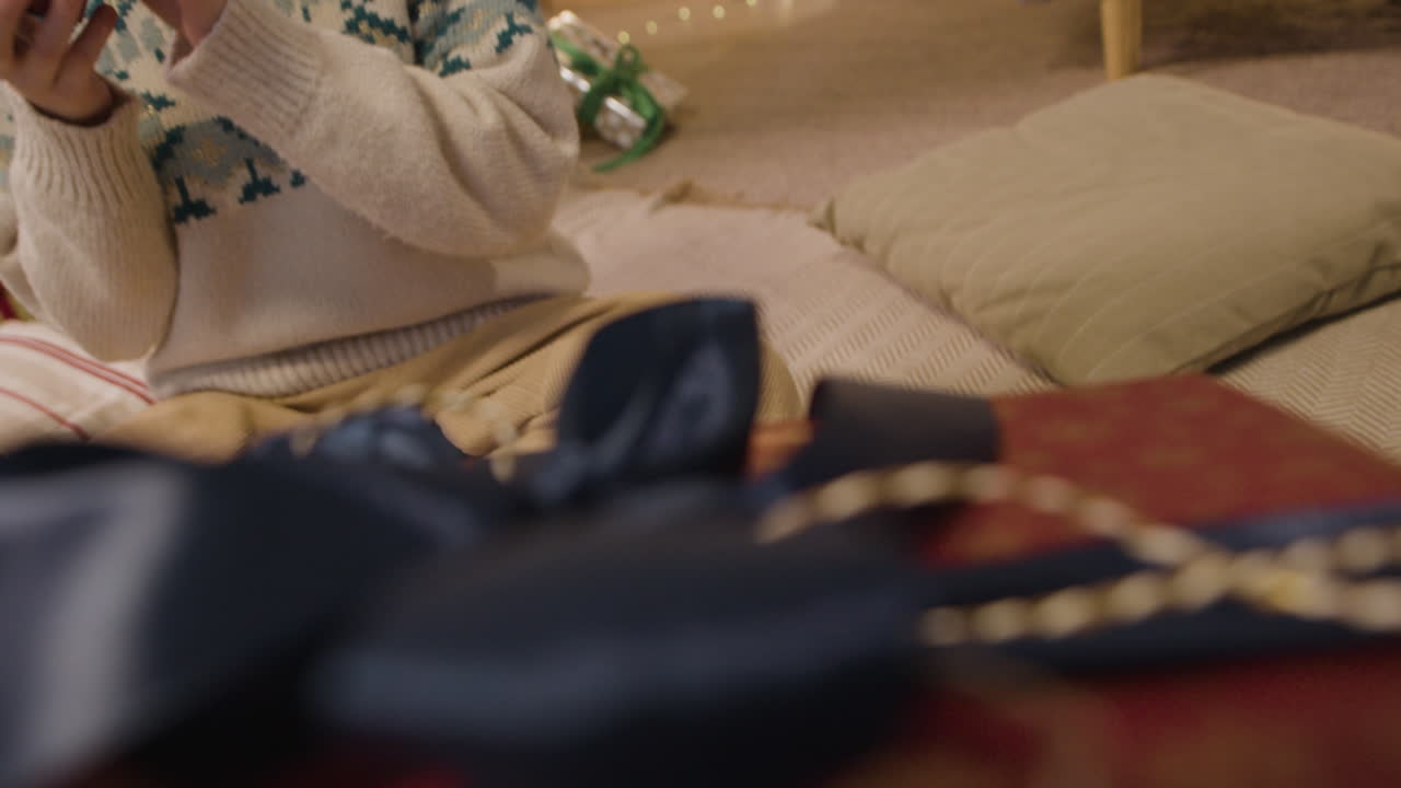 크리스마스 선물을 열고 있는 소녀