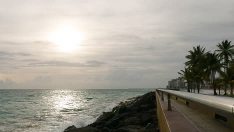 Sol-Brillante-Brillando-Sobre-El-Paisaje-Marino-De-San-Juan-Con-Costa-Rocosa-En-Puerto-Rico