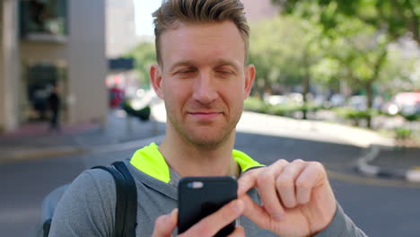 Hombre-Joven-En-Forma-Usando-Un-Teléfono-Afuera-En-La-Ciudad