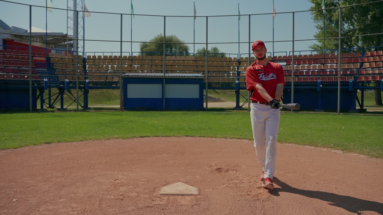 Giocatore di baseball che batte allo stadio