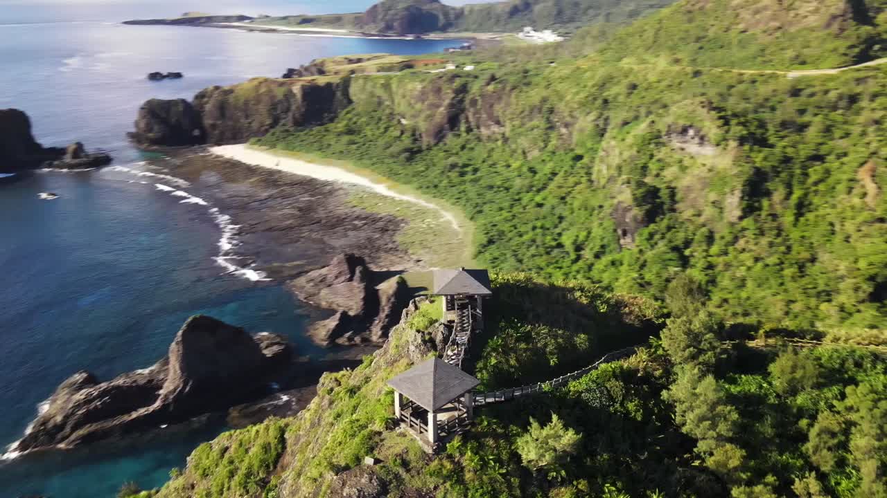 바다를 바라보는 산 꼭대기의 경치 좋은 전망대 주위를 날다