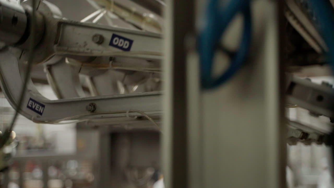 기계는 전문적으로 크림과 맛있는 초콜릿 아이스크림을 만 ⁇ 니다. 재료를 완벽하게  ⁇ 고 혼합합니다.