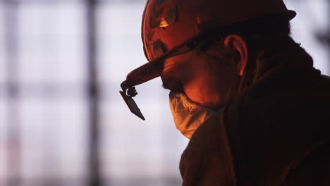 trabajador en un entorno industrial