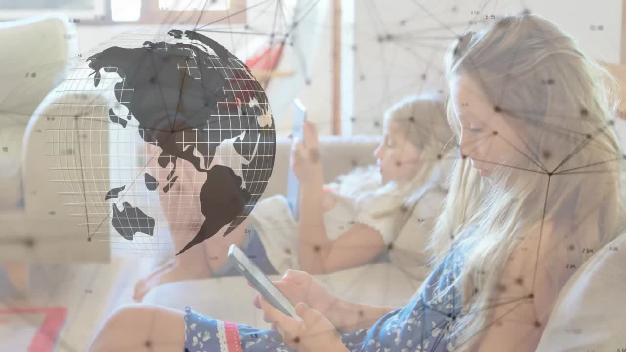 girando el globo y la red de conexiones contra la chica caucásica usando un teléfono inteligente en casa