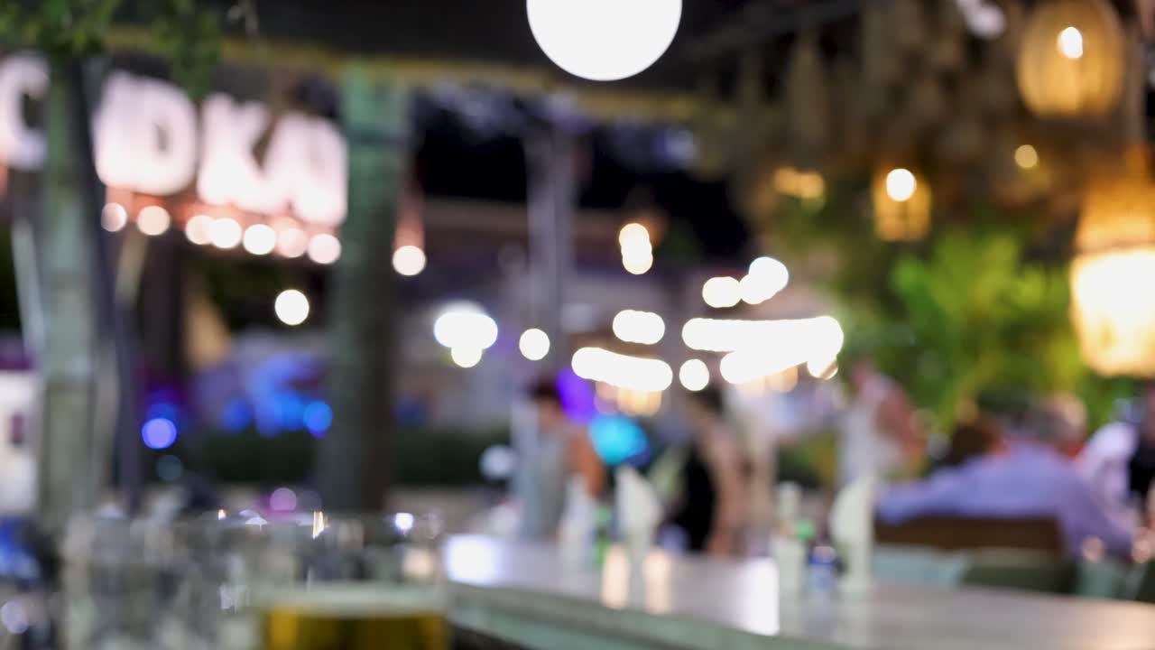 태국 푸켓 의 군중 과 조명 으로 가득 찬 희미 한 야간 생활 장면