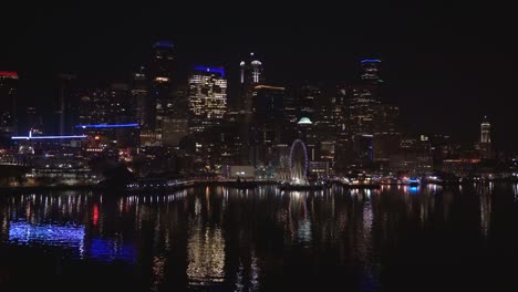 Horizonte-De-Seattle-Por-La-Noche-Con-Luces-De-La-Ciudad-Y-Reflejos-Del-Agua