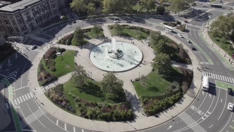 Coches-Dando-Vueltas-Alrededor-De-Logan-Circle:-Imágenes-De-Drones-En-Filadelfia,-Pensilvania-4k