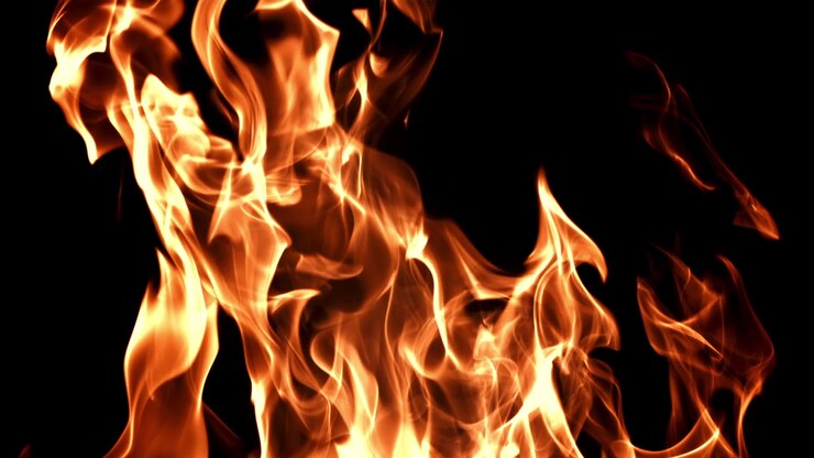 Fiamme dinamiche che si alzano su uno sfondo scuro.