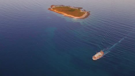 Erkunden-Sie-Das-Bezaubernde-Stück-Land-Inmitten-Des-Ruhigen-Herzens-Eines-Blauen-Meeres-Und-Erleben-Sie-Ein-Treibendes-Boot,-Das-Den-Charme-Noch-Verstärkt-Und-Für-Einen-Unvergesslichen-Besuch-Sorgt