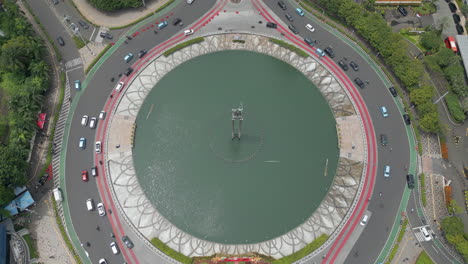 los círculos de tráfico en la rotonda de bundaran hi en el centro de jakarta cerca de grand indonesia el dron se retira