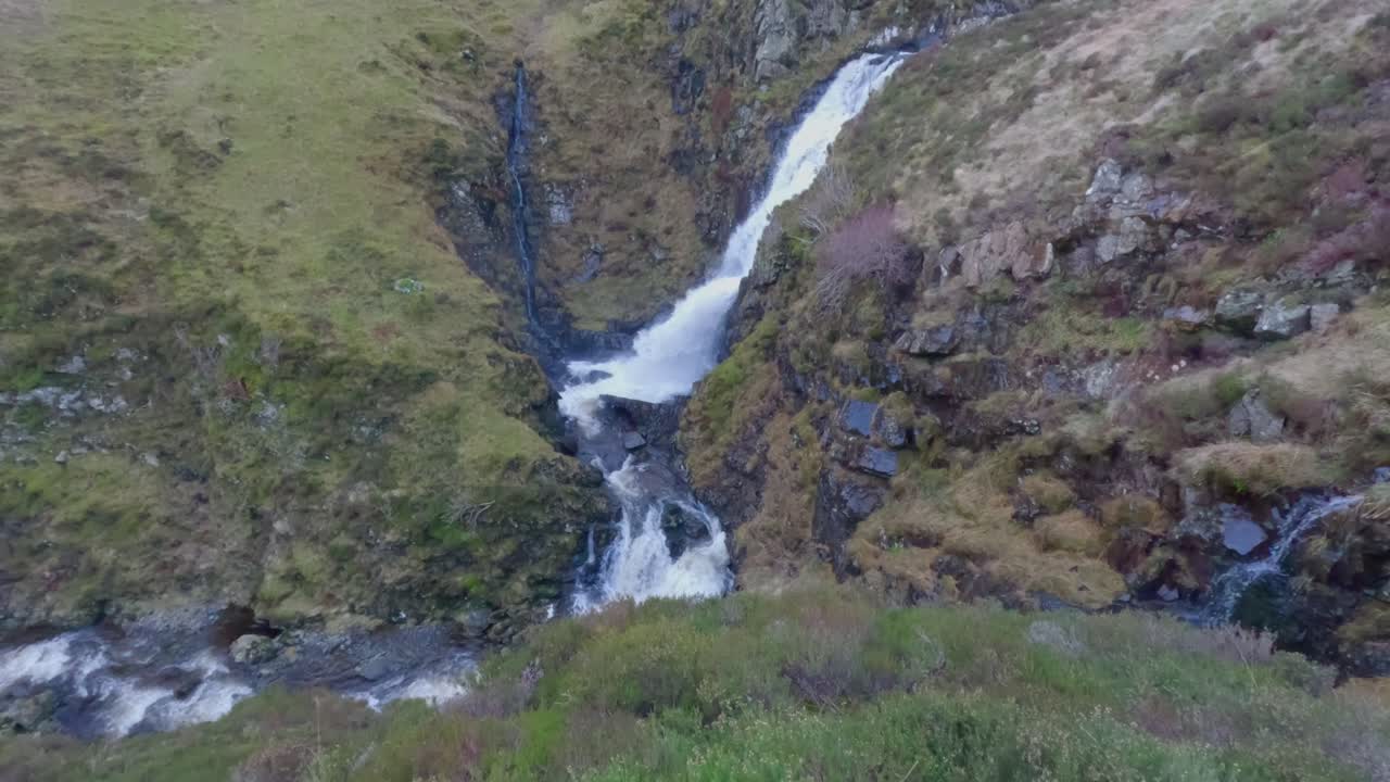 tiro inclinado de una cascada en el sendero de las yeguas grises que cae después de fuertes lluvias