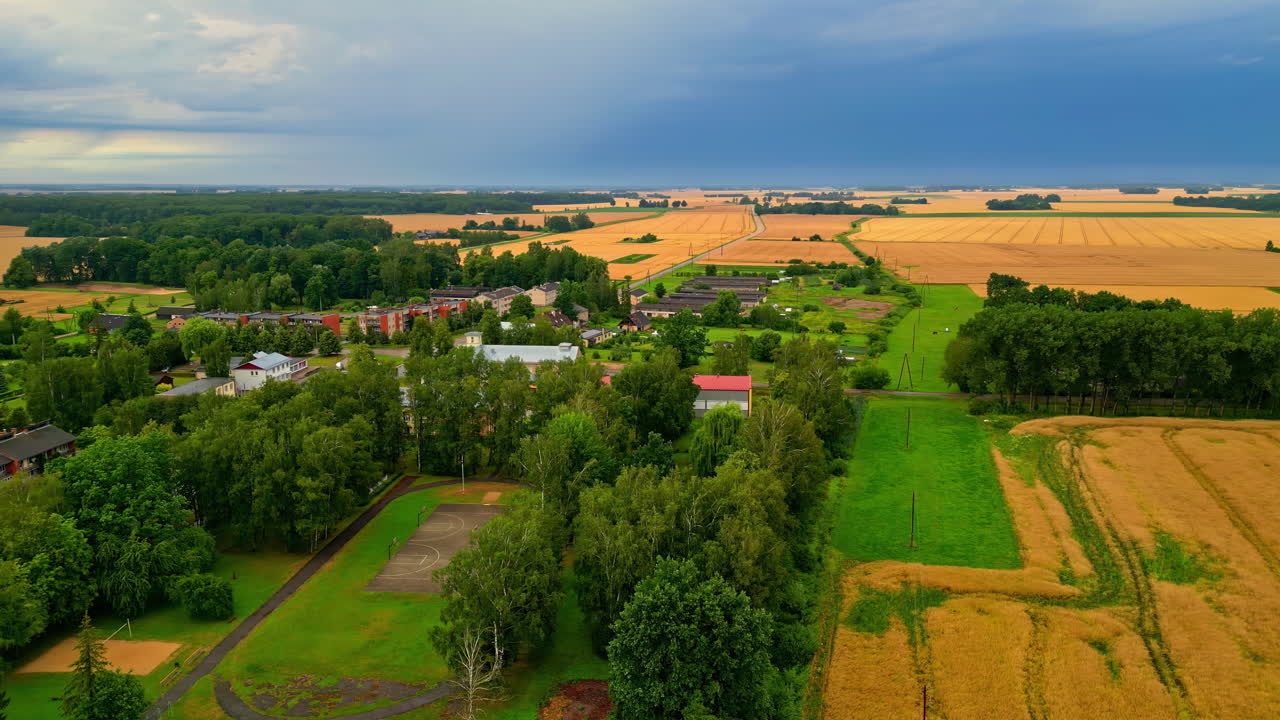 дрон видео сельскохозяйственной земли