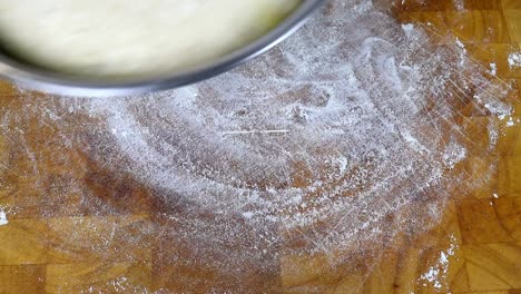 sacar la masa del bol después de levantarla