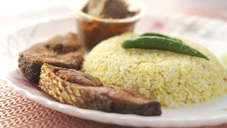 pescado frito con arroz y curry