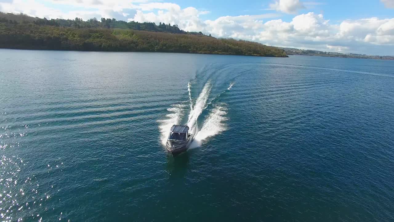 fotografía aérea de un barco de pesca navegando en el lago taupo, nueva zelanda