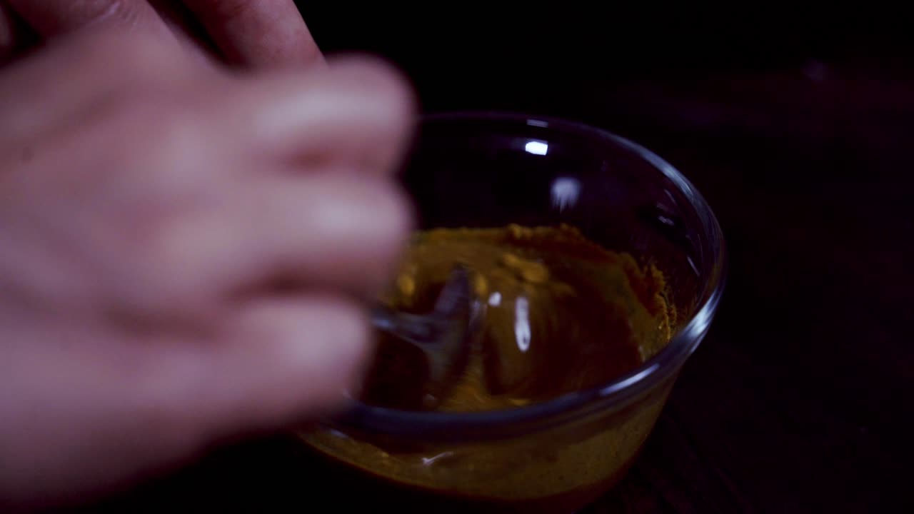 mezclar curry y masala en agua para crear una pasta de curry para cocinar