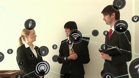 animación de una red de iconos digitales sobre un grupo de empresarios diversos discutiendo en la oficina
