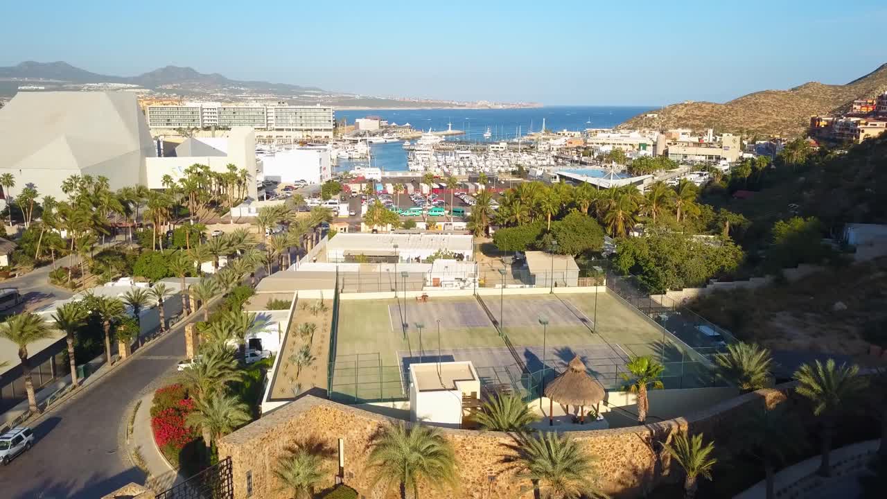 건물, 리조트, 호텔, 멀리 바다의 아름다운 공중 영화 드론 샷