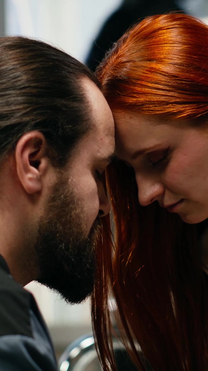 Video Verticale. Coppia innamorata che si tiene per mano e condivide un dolce momento romantico.