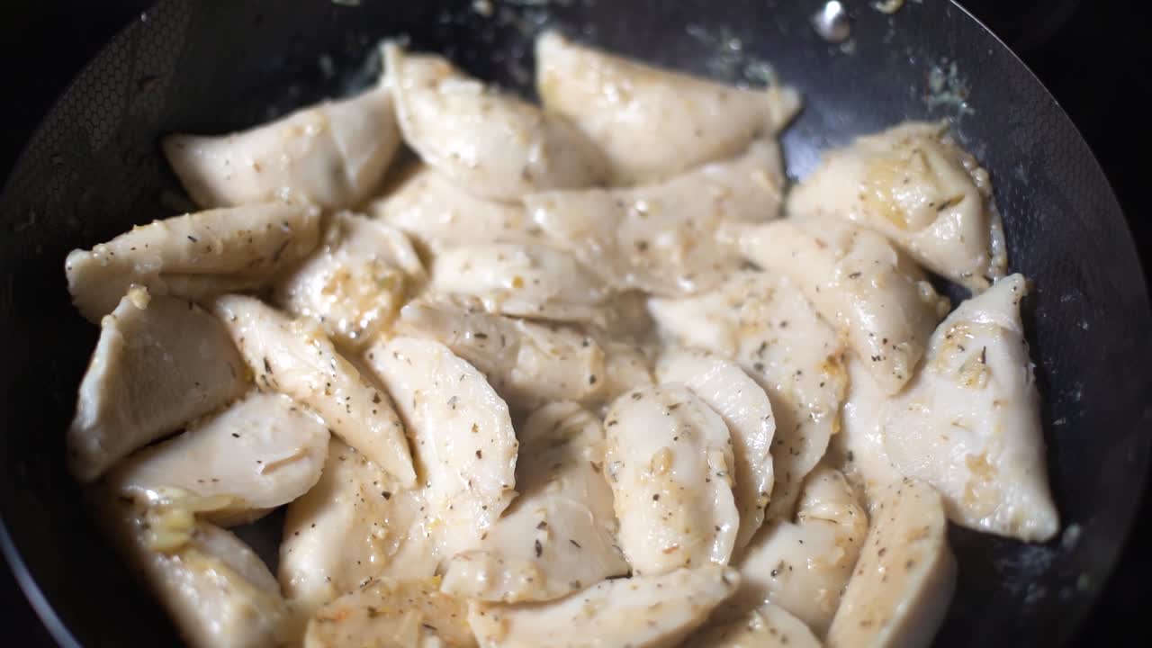 슬로우 모션 핸드 헬드 샷의 유혹 만두