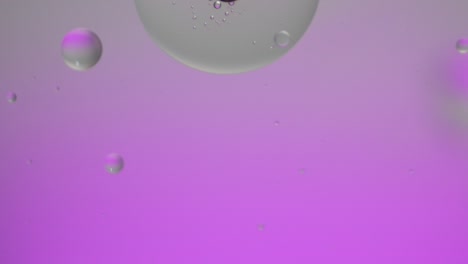 artístico colorido de gota de aceite flotando en el agua.
