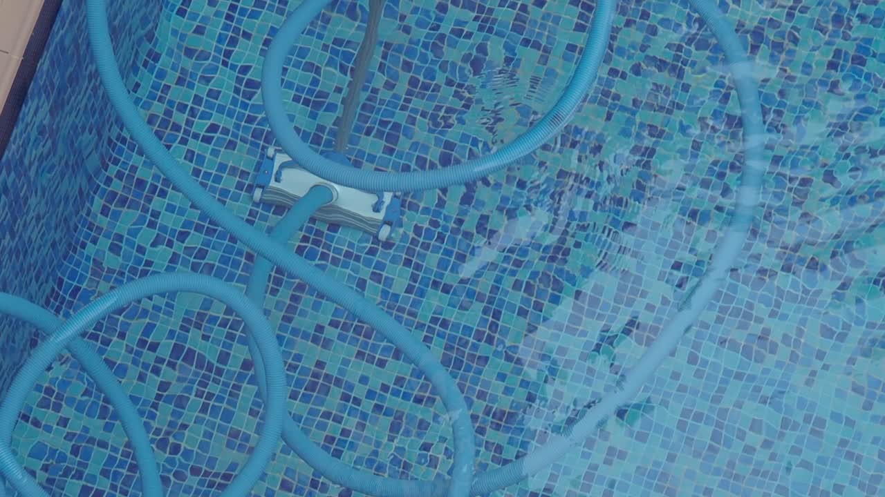 Poolrengøring med støvsuger