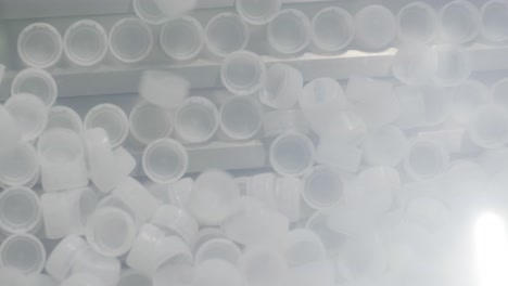 tapas de botellas en una planta moderna de bebidas