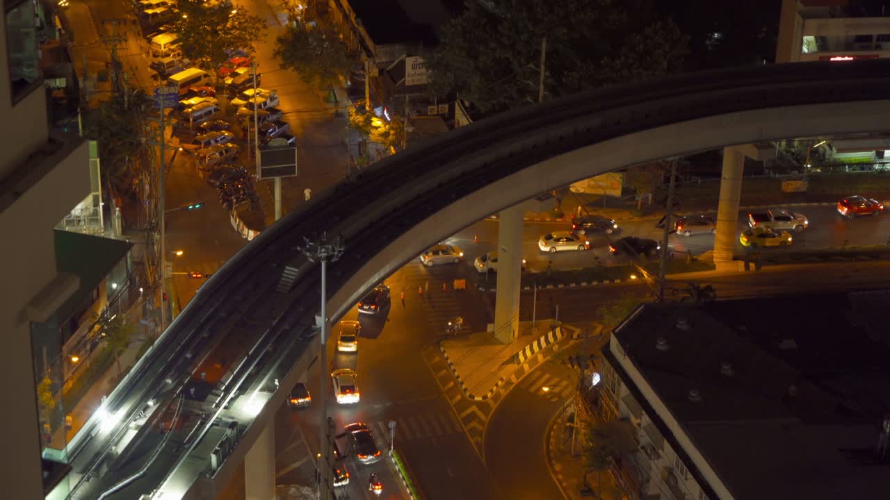 태국 방 시내의 하이웨이 스트리트 로드 (highway street road) 의 공중 전망: 아시아의 스마트 도시에서 금융 구역과 비즈니스 센터, 밤에는 마천루와 고층 건물