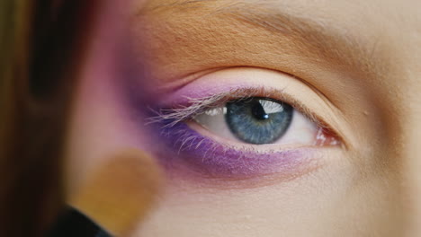 Aplicar-Maquillaje-En-Un-Hermoso-Ojo-Femenino-De-Color-Azul