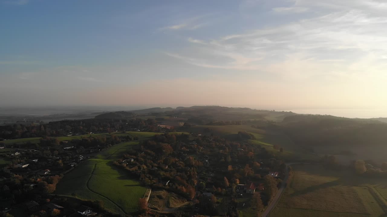 덴마크 오세레드에 여름 별장이 있는 아름다운 푸른 언덕의 공중 전망