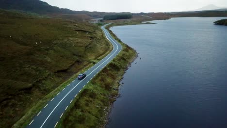 Conducción-De-Automóviles-Por-Una-Bahía-En-Irlanda,-Península-De-Dingle