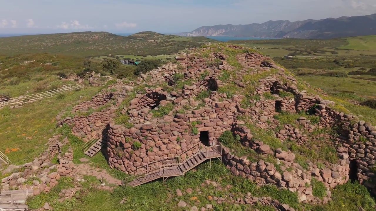 Nuraghe Serucin arkeologinen alue Gonnesassa, Iglesientissä, Sardiniassa, Italiassa. - ilmakuva
