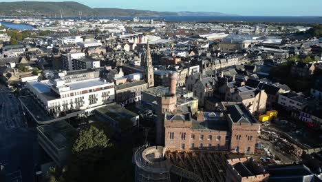 Imágenes-Aéreas-De-Drones-Del-Castillo-De-Inverness-Y-El-Casco-Antiguo-De-Inverness,-Escocia,-En-Las-Tierras-Altas