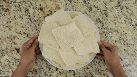 Rebanadas-Tostadas-En-Un-Plato,-Sirviendo-Pan-Blanco