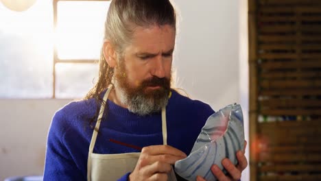 pintura de alfarero masculino en el cuenco