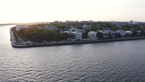 Barrido-Drone-Charleston-Carolina-Del-Sur-Paisaje-Urbano,-Centro-De-La-Ciudad-Al-Atardecer