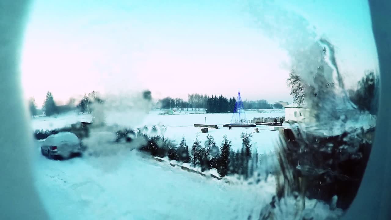 Ghiaccio e brina invernale sul vetro della finestra-1