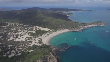 vista panorámica sobre la playa secreta con un océano tranquilo en la isla great keppel, queensland, australia - toma aérea de drones