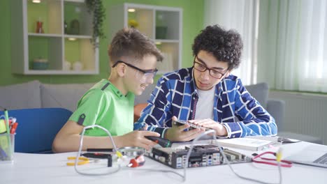 Los-Niños-Curiosos-Examinan-El-Tablero-Electrónico-En-Casa.-Curiosidad-Tecnológica.