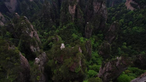 fotografía aérea de los impresionantes acantilados en el parque forestal de zhangjiajie, china