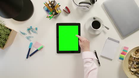 un dedo desplazándose en la pantalla táctil verde