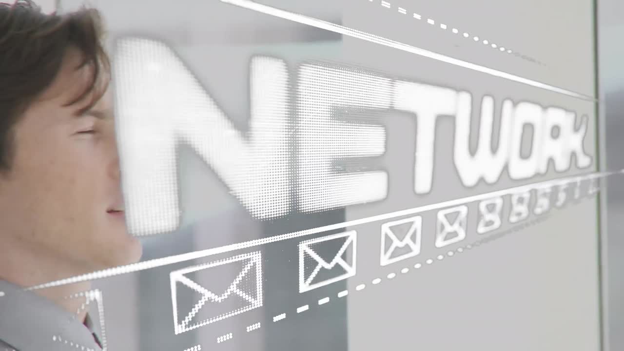 전화 헤드 ⁇ 으로 대화하는 남성 고객 서비스 임원 위에 메시지 아이콘이 있는 소셜 네트워크 텍스트