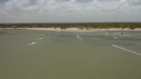 Aéreo:-La-Laguna-De-Atins,-Brasil-Con-Gente-Haciendo-Kitesurf