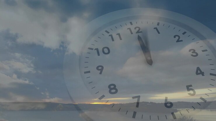 Time lapse di un quadrante d'orologio sovrapposto a nuvole in movimento