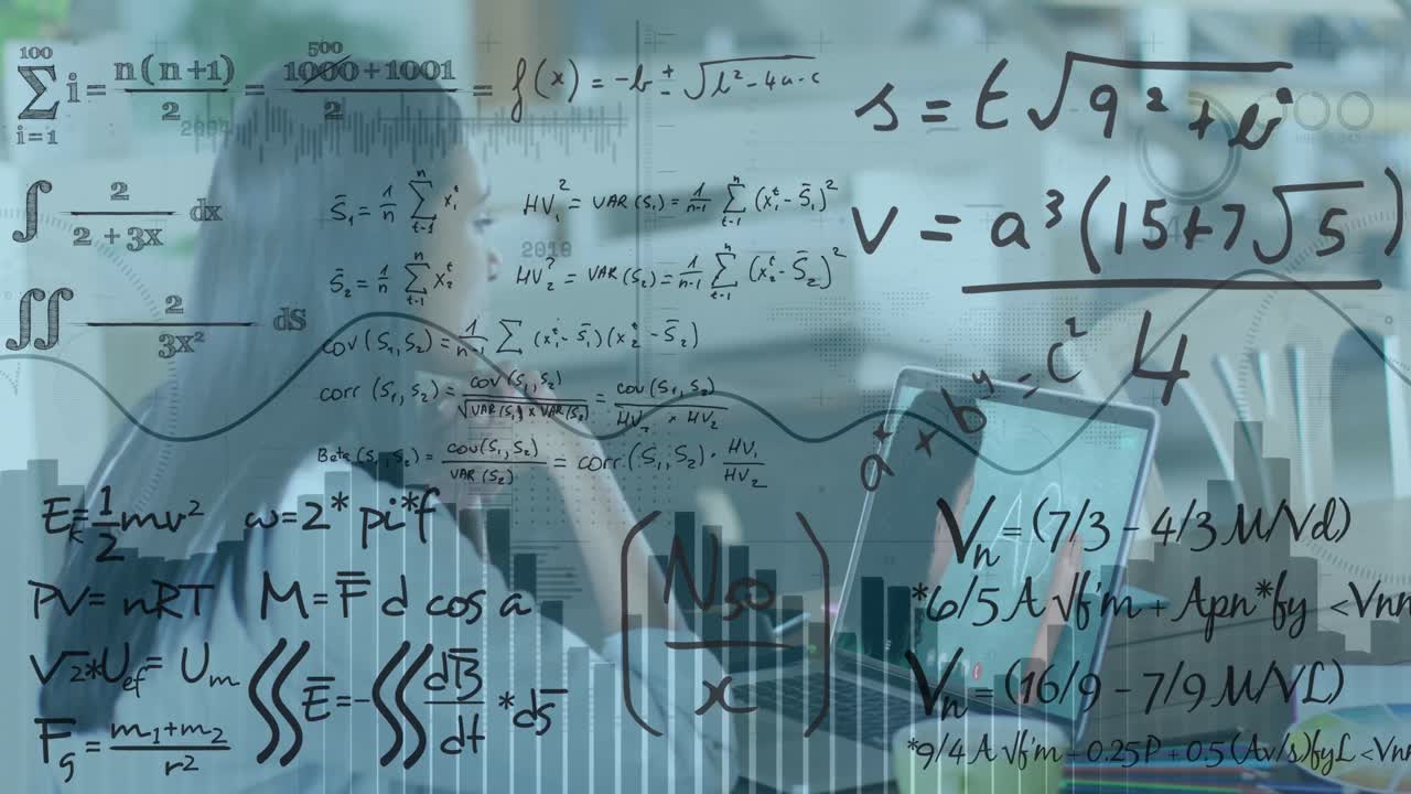 노트북을 사용하는 두 인종의 사업가 여성에 대한 수학 방정식의 애니메이션